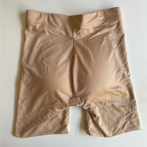 Spanx Suit Your Fancy Booty Booster Mid-Thigh, size small